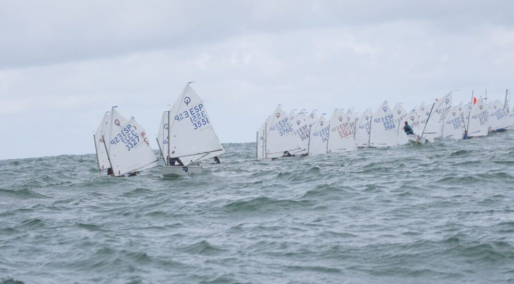 BALEARES MANDA TRAS LA PRIMERA JORNADA DEL CAMPEONATO DE ESPAÑA DE OPTIMIST 2026