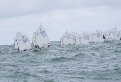 BALEARES MANDA TRAS LA PRIMERA JORNADA DEL CAMPEONATO DE ESPAÑA DE OPTIMIST 2026