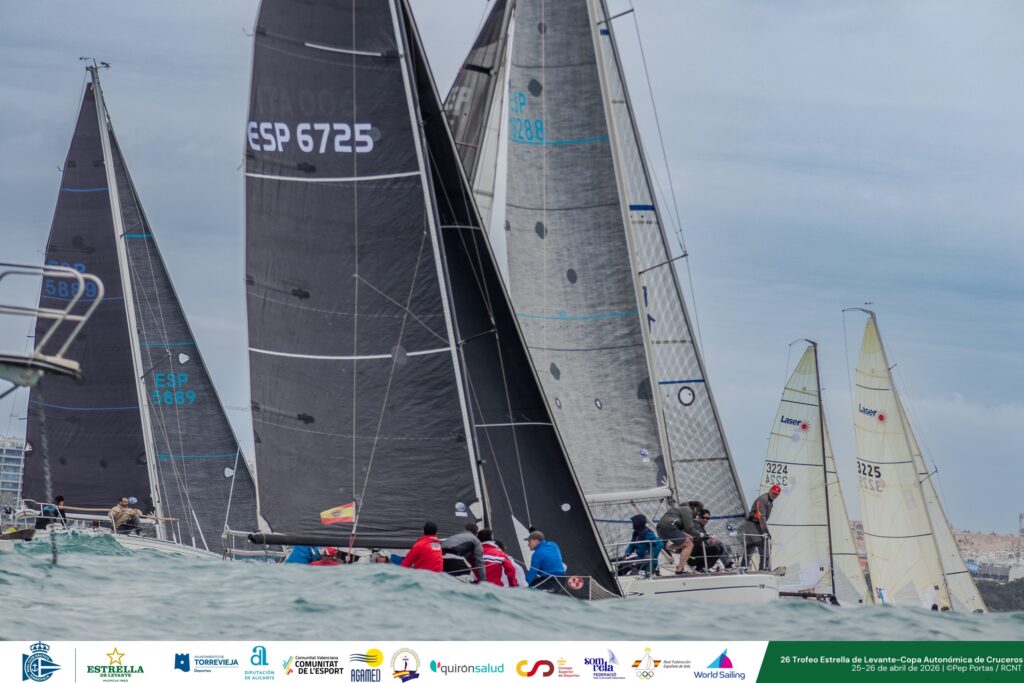 R.C.N. TORREVIEJA. VIENTO INESTABLE Y MÁXIMA EXIGENCIA TÁCTICA EN EL ESTRENO DE LA 26ª REGATA ESTRELLA DE LEVANTE