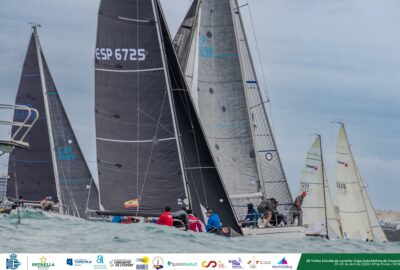 R.C.N. TORREVIEJA. VIENTO INESTABLE Y MÁXIMA EXIGENCIA TÁCTICA EN EL ESTRENO DE LA 26ª REGATA ESTRELLA DE LEVANTE
