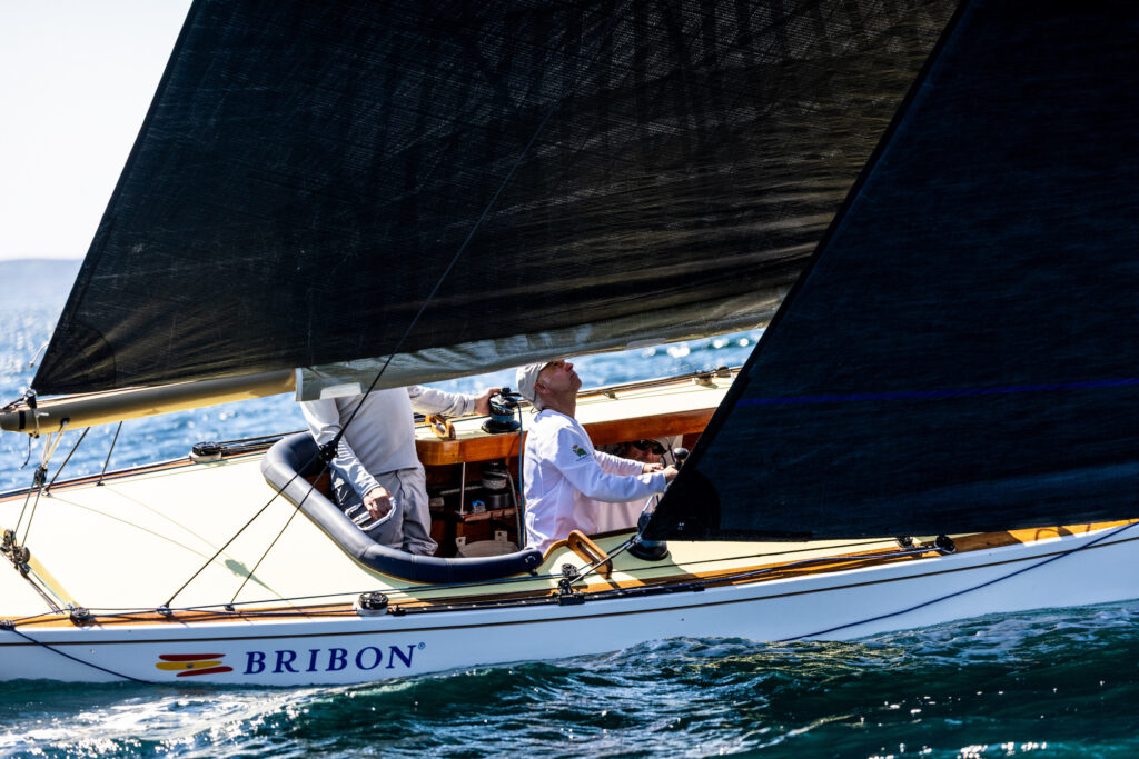R.C.N. SANXENXO. EL «BRIBÓN» SE IMPONE EN EL TROFEO XACOBEO Y REFUERZA SU LIDERATO EN LA LIGA 6M