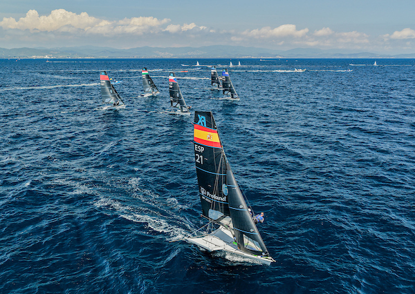 57ª SEMANA OLÍMPICA FRANCESA. LAS TRIPULACIONES GALLEGAS DE LA CLASE 49ER LO MEJOR DE UN DIFÍCIL DÍA EN HYÈRES