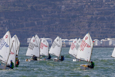 DANI CAPA SE DISTANCIA DE SUS RIVALES A FALTA DE LA JORNADA FINAL DEL CAMPEONATO DE ESPAÑA DE OPTIMIST 2026