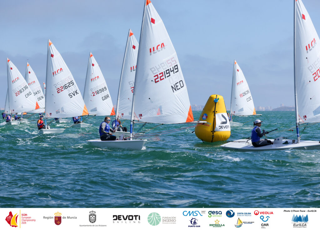 CONDICIONES PERFECTAS EN EL INICIO DE LAS SERIES FINALES DEL CAMPEONATO EUROPEO JUVENIL ILCA 4