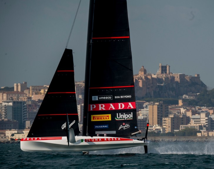 A FALTA DE UN MES PARA LA REGATA PRELIMINAR DE LA 38ª COPA AMÉRICA LOUIS VUITTON EN CERDEÑA
