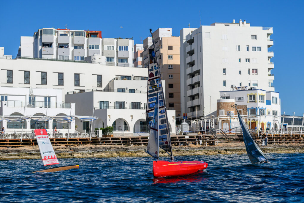 LOS VELEROS NO TRIPULADOS DE LA MICRO RUTA DE LA SAL NAVEGAN EN AGUAS DE IBIZA