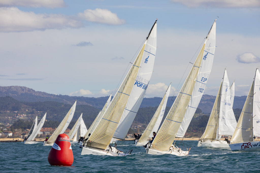 M.R.C.Y. BAYONA. LA LIGA DE INVIERNO BAITRA J80 SE DECIDE ESTE SÁBADO EN BAIONA