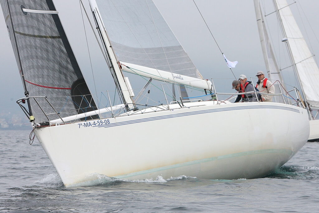 «SIRADELLA» GANA CON AUTORIDAD EN TIEMPO REAL LA PRIMERA ETAPA DEL DESAFÍO RÍAS BAIXAS NB21