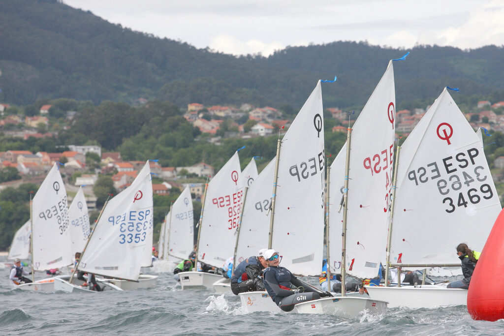 R.C.N. VIGO. ESPECTÁCULAR ARRANQUE DEL BALEAR PALOU (R.C.N. PALMA) EN EL INICIO DE LA COPA DE ESPAÑA DE OPTIMIST
