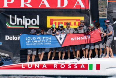 38TH LOUIS VUITTON AMERICA’S CUP. PETER BURLING Y RUGGERO TITA DESLUMBRAN CON ESTILO MIENTRAS «LUNA ROSSA» GANA EN CERDEÑA