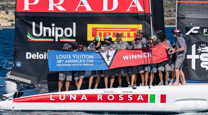 38TH LOUIS VUITTON AMERICA’S CUP. PETER BURLING Y RUGGERO TITA DESLUMBRAN CON ESTILO MIENTRAS «LUNA ROSSA» GANA EN CERDEÑA