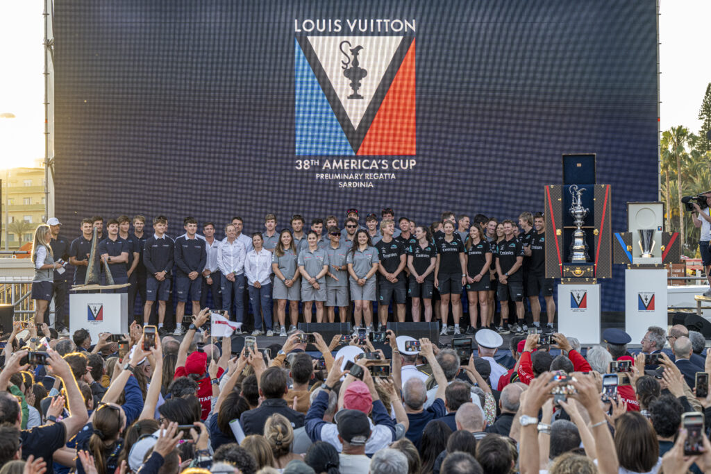 IMPRESIONANTE CEREMONIA DE APERTURA EN CERDEÑA PARA LA 38ª REGATA PRELIMINAR DE LOUIS VUITTON