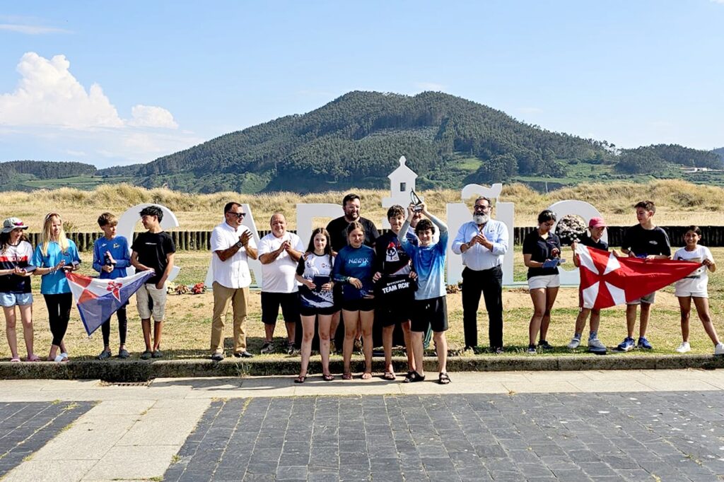 EL R.C.N. CORUÑA SE PROCLAMA EN CARIÑO CAMPEÓN GALLEGO POR EQUIPOS DE CLUBES NÁUTICOS DE OPTIMIST