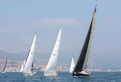 «ACEITES ABRIL» EN REAL» Y «DEEP BLUE 2.1» EN COMPENSADO VENCEDORES DE LA PRIMERA ETAPA DE LA 63ª REGATA RÍAS BAIXAS