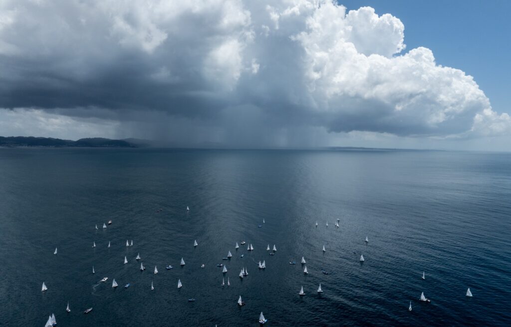 LA FALTA DE VIENTO APLAZA EL ESTRENO DEL MUNDIAL DE 470 EN ENOSHIMA
