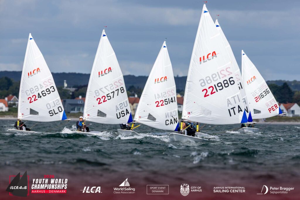LOS CAMBIANTES VIENTOS PONEN A PRUEBA A LOS REGATISTAS EN EL CAMPEONATO DEL MUNDO JUVENIL ILCA 6