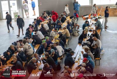 LOS FUERTES VIENTOS MANTIENEN A LOS REGATISTAS DEL MUNDIAL JUVENIL DE ILCA 4 EN TIERRA