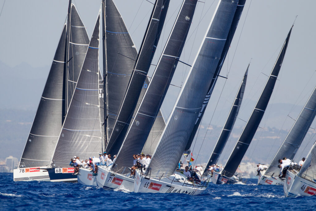 EL CAMPEÓN DEL MUNDO «PEZ DE ABRIL» LIDERA LA BATALLA POR LOS CLUBSWAN 42 EN LA 44ª COPA DEL REY MAPFRE