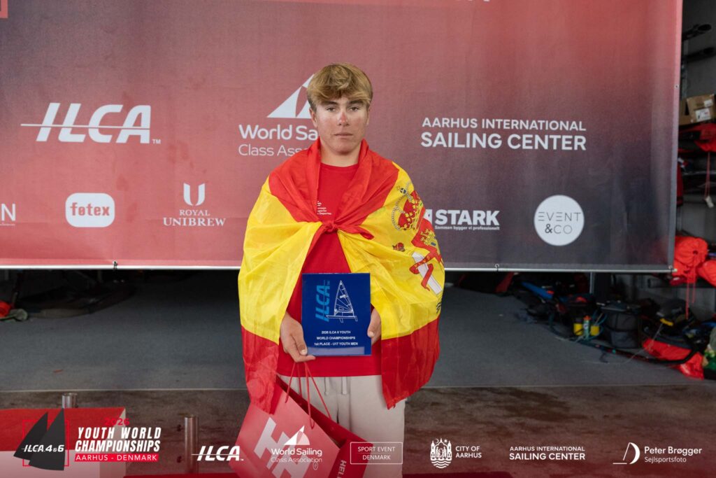 NIKKO PALOU SE CUELGA EL ORO EN LA CATEGORÍA SUB-17 Y LA PLATA ABSOLUTA DEL MUNDIAL JUVENIL DE ILCA 6