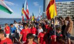 UN DESFILE A LO LARGO DEL...