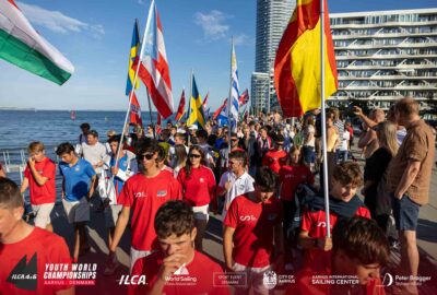 UN DESFILE A LO LARGO DEL PASEO MARÍTIMO DE AARHUS ABRE EL CAMPEONATO DEL MUNDO JUVENIL DE LA CLASE ILCA 6