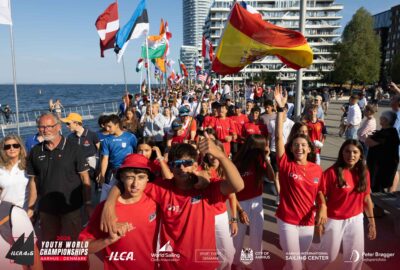 EL DESFILE DE LOS PAÍSES PONE EN MARCHA EL CAMPEONATO DEL MUNDO JUVENIL DE ILCA 4 EN AARHUS