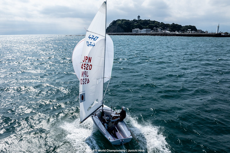 QUIEN SE ALZARÁ CON EL CAMPEONATO DEL MUNDO 2026 DE LA CLASE 470 EN ENOSHIMA?