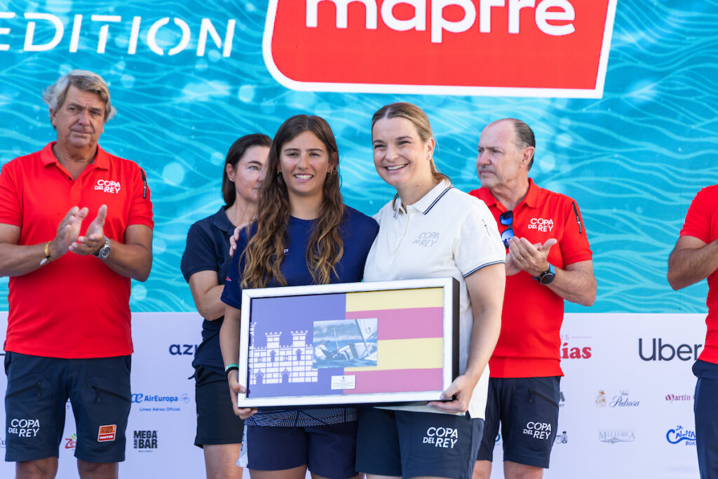 LA PRESIDENTA DEL GOVERN BALEAR, MARGA PROHENS, VISITA LA 44ª COPA DEL REY MAPFRE Y HOMENAJEA A LA CAMPEONA DE EUROPA DE OPTIMIST LLUC BESTARD