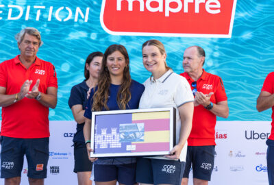 LA PRESIDENTA DEL GOVERN BALEAR, MARGA PROHENS, VISITA LA 44ª COPA DEL REY MAPFRE Y HOMENAJEA A LA CAMPEONA DE EUROPA DE OPTIMIST LLUC BESTARD