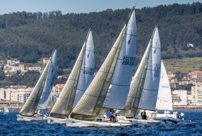 11ª REGATA REY JUAN CARLOS I- EL CORTE INGLÉS MASTER. «BRIBÓN» Y «OKOFEN» PISAN FUERTE EN LA SEGUNDA JORNADA EN SANXENXO