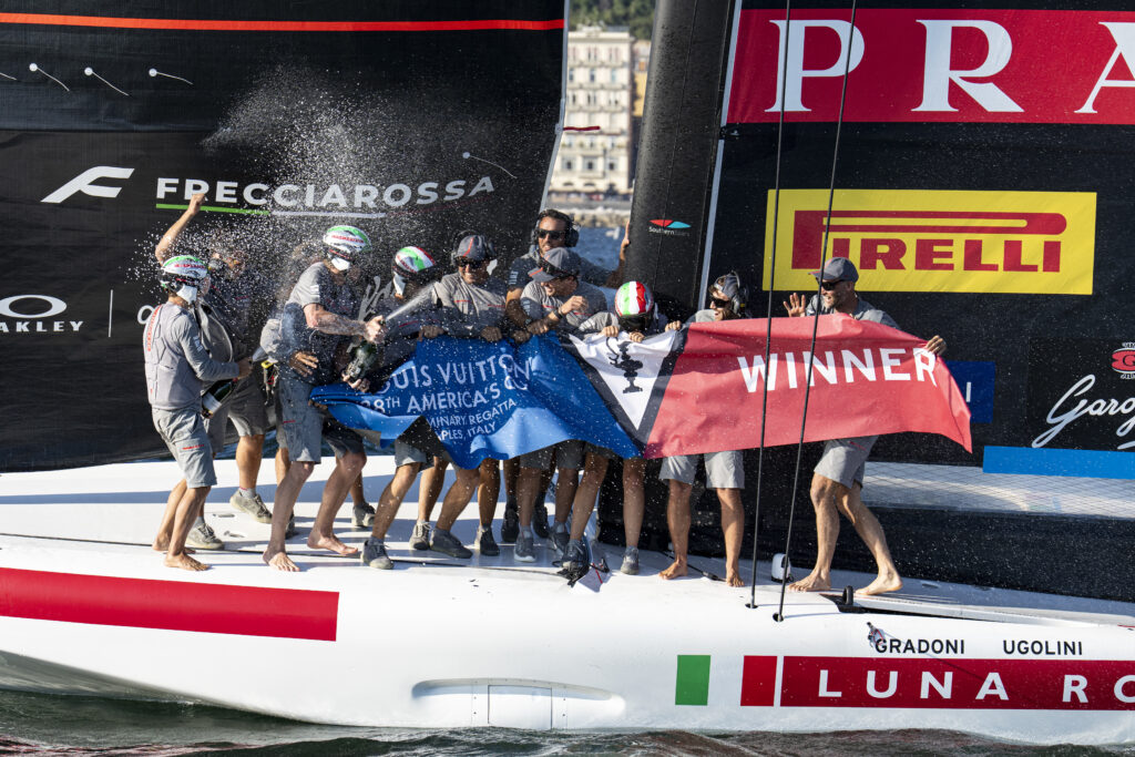 38TH AMERICA’S CUP LOUIS VUITTON. PR2. «LUNA ROSSA» LOGRA UNA VICTORIA ESPECTÁCULAR Y DECISIVA EN NÁPOLES